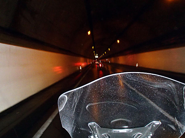 トンネル内は濡れていた